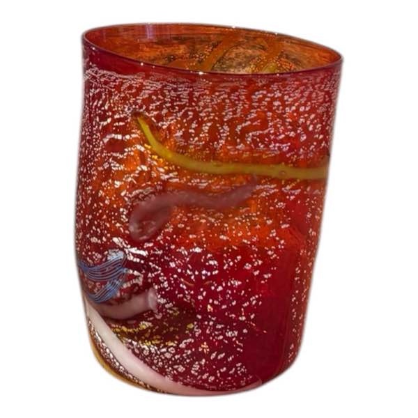 Bicchiere rosso con foglia d'argento