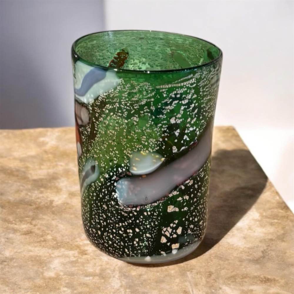 Bicchiere di colore verde con foglia d'argento